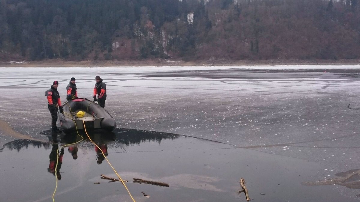 Potápěči ještě včera hledali utopeného bruslaře, který v sobotu zmizel pod ledem.