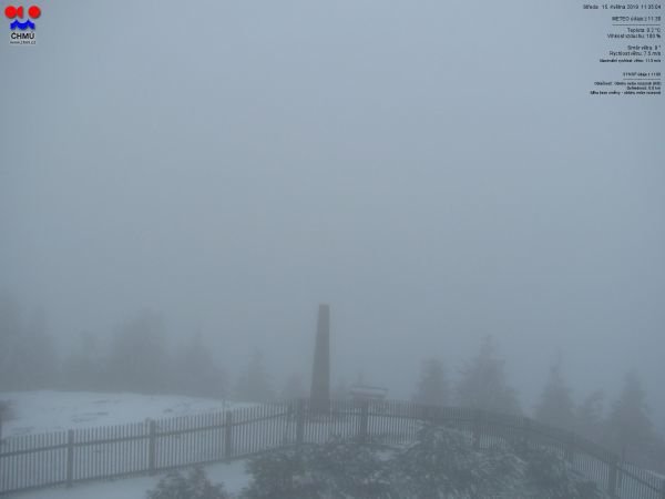 Lysá hora (Beskydy), středa 15.5., 10:00: 15 cm sněhu