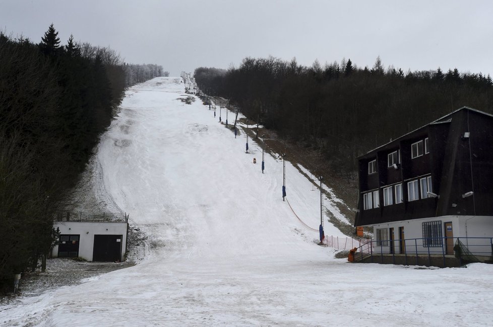 Některé lyžařské areály se kvůli nedostatku sněhu uzavírají.