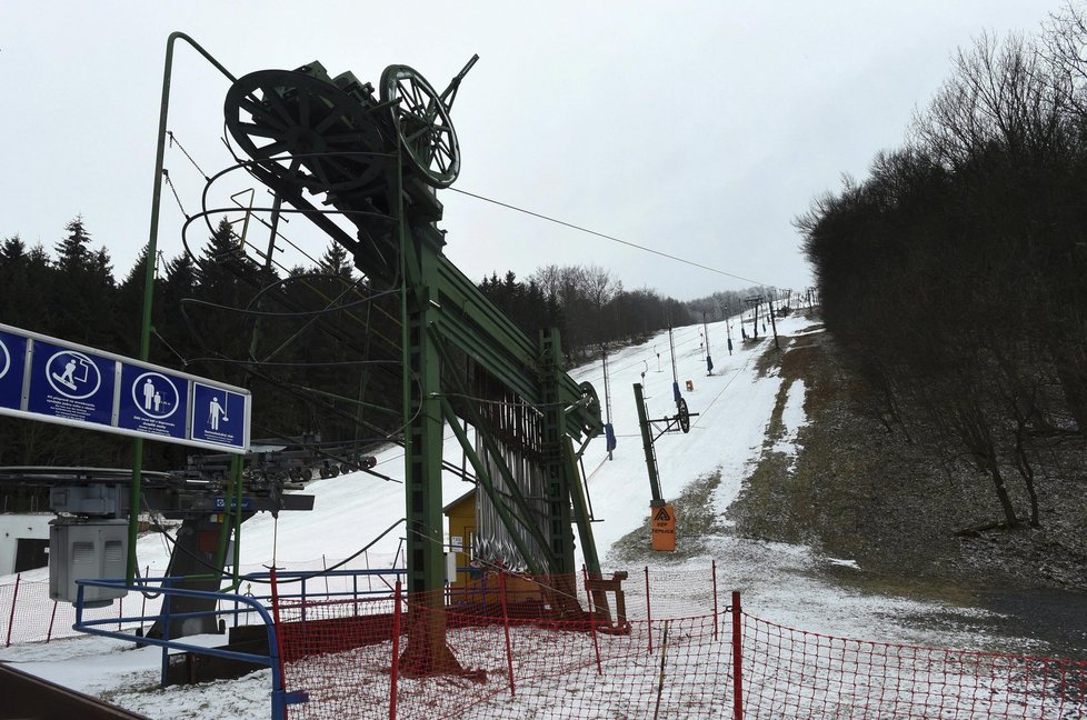 Některé lyžařské areály se kvůli nedostatku sněhu uzavírají.