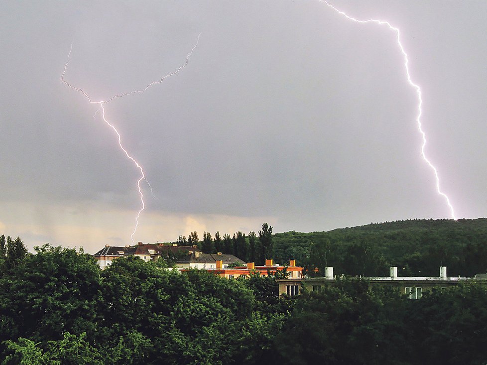 Bouřky a přívalové deště se blíží do Česka.