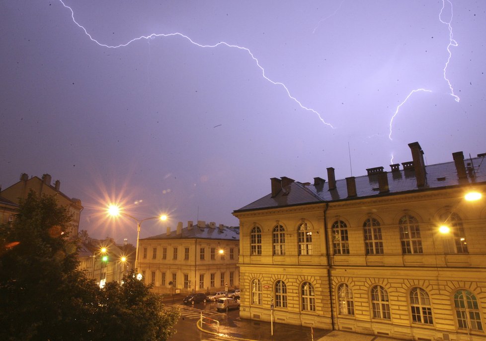 Bouřky a přívalové deště se blíží do Česka.