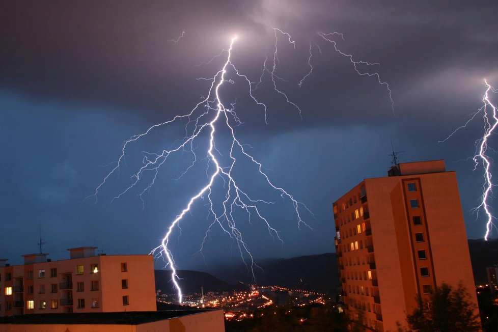 Bouřky a přívalové deště se blíží do Česka.