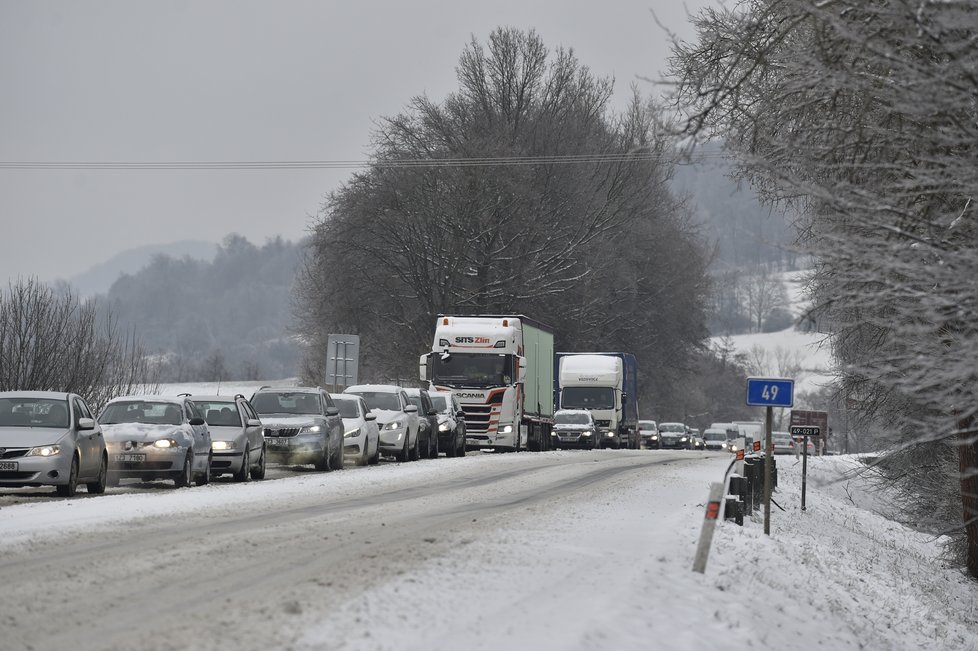 Kolona aut stojí 8. února 2021 v Lípě na Zlínsku. Počasí komplikuje dopravu ve Zlínském kraji, na silnicích se tvoří náledí.