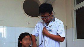 Dívka začala potit krev během přípravy na zkoušky.