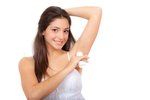 Deodorant je oproti antiperspirantu zdraví zcela neškodný