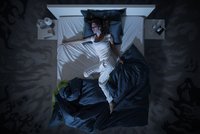 Trápí vás noční pocení? 10 důvodů, které za tím můžou být
