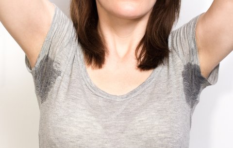 Zůstaňte v suchém tričku: Dermatolog radí, jak se vyhnout nadměrnému pocení