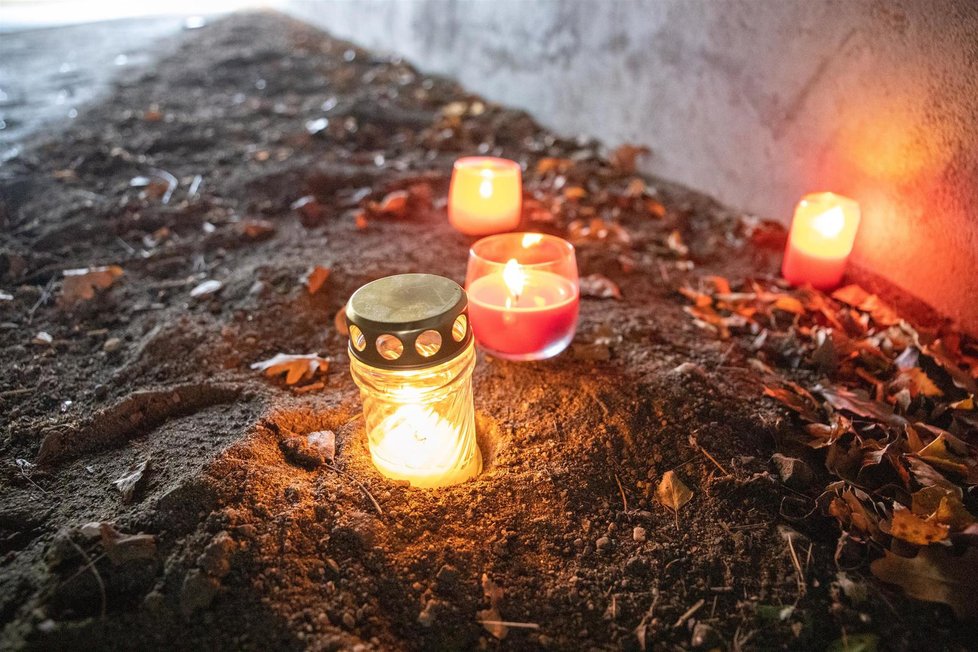 V místě tragické nehody mezi Horními a Dolními Počernice v ulici Národních hrdinů začalo vznikat pietní místečko. Lidé zde zapalují svíčky. Při nehodě zemřeli dva lidé a vážnš se zranil chlapec. (12. prosinec 2020)