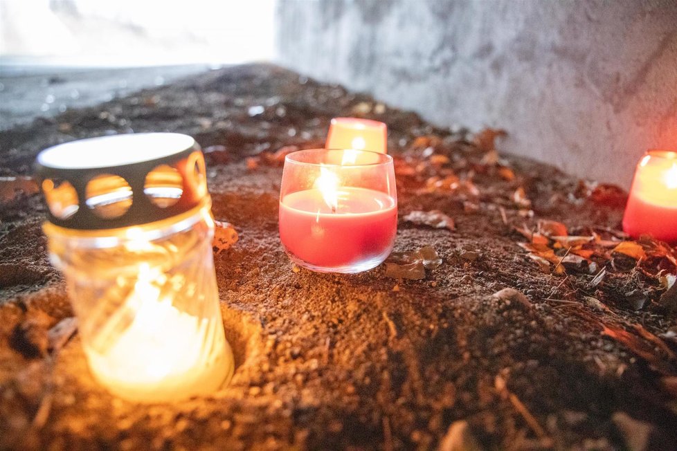 V místě tragické nehody mezi Horními a Dolními Počernice v ulici Národních hrdinů začalo vznikat pietní místečko. Lidé zde zapalují svíčky. Při nehodě zemřeli dva lidé a vážnš se zranil chlapec. (12. prosinec 2020)