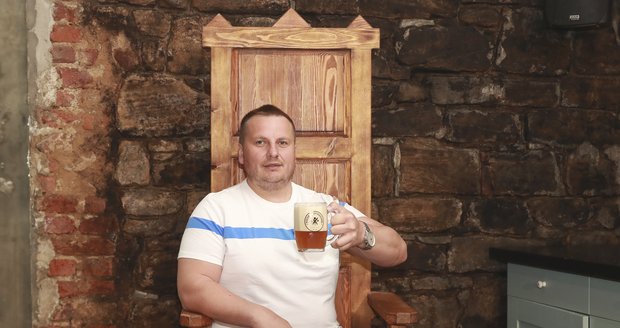 David Karoch je králem počernického pivního království. Pečlivě dbá na to, aby nejen jeho pivo stálo za návštěvu.