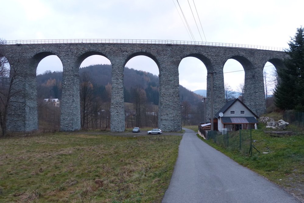 Technická památka. Novinský železniční viadukt má délku 230 metrů a výšku 30 metrů. Postavili ho v roce 1900 na trati z Liberce do České Lípy. V okolí jsou další podobné o něco menší viadukty