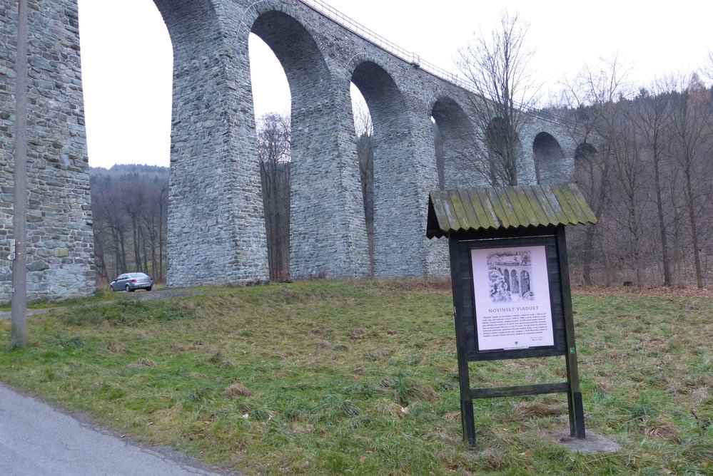 Technická památka. Novinský železniční viadukt má délku 230 metrů a výšku 30 metrů. Postavili ho v roce 1900 na trati z Liberce do České Lípy. V okolí jsou další podobné o něco menší viadukty