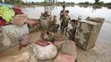 Počet obětí stoupá. Počet obětí monzunovýchzáplav v severozápadním Pákistánu zřejmě dosáhl1500. Zhruba 100 tisíc lidí, převážně dětí, trpí v důsledkunejvětších povodní v dějinách země zažívacími nemocemi čicholerou. Mezinárodní výbor Červeného kříže oznámil, že jepovodněmi postiženo více než 2,5 milionu lidí. Pákistánskéúřady vyslaly do postižených oblastí desítky lékařských týmů