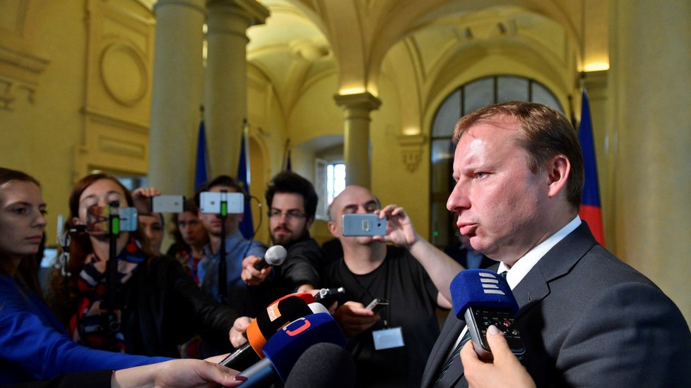 Miroslav Poche se objevil před novináři poté, co se úřadu na ministerstvu zahraničí chopil jeho stranický šéf. Zemana chce přesvědčit o svých kvalitách.