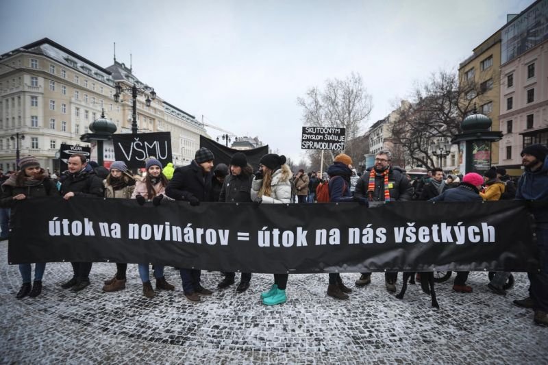 „Útok na novináře = útok na všechny.“ Bratislavu zaplavily tisíce lidí, kteří přišli uctít památku zavražděného novináře Kuciaka a jeho přítelkyně Martiny.