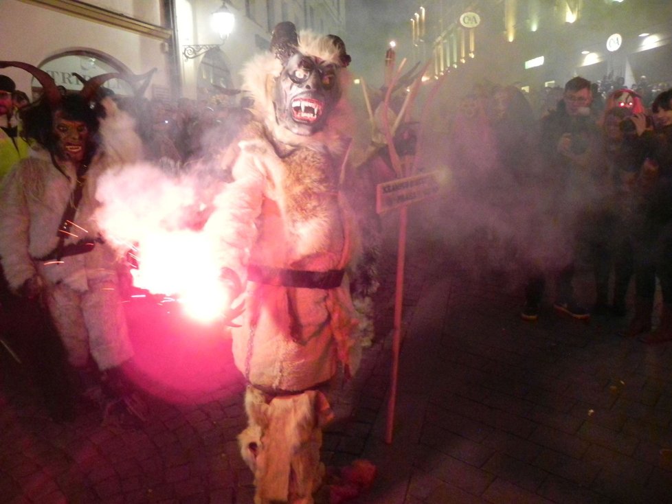 Fantastické kostýmy, skvělá atmosféra. Malé i velké návštěvníky pochod pekelných Krampušáků kolem Zelného trhu dokonale pobavil