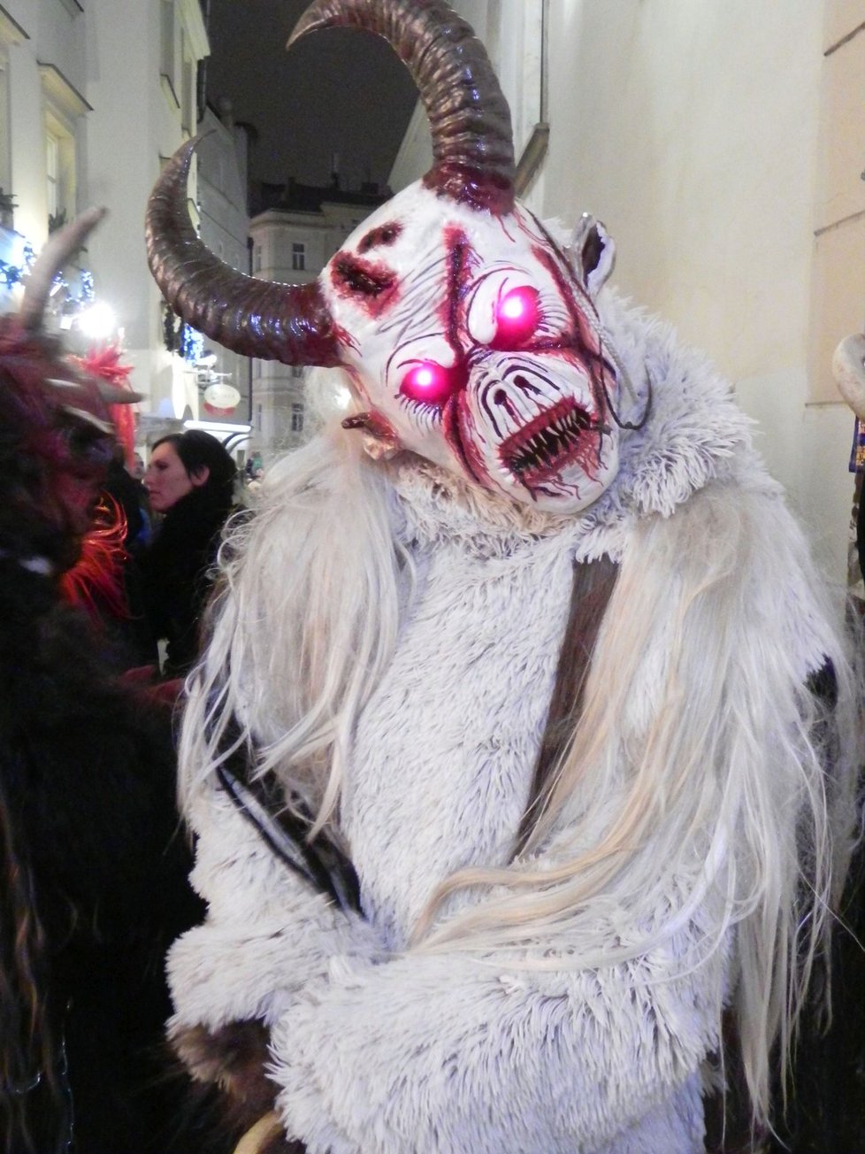 Fantastické kostýmy, skvělá atmosféra. Malé i velké návštěvníky pochod pekelných Krampušáků kolem Zelného trhu dokonale pobavil