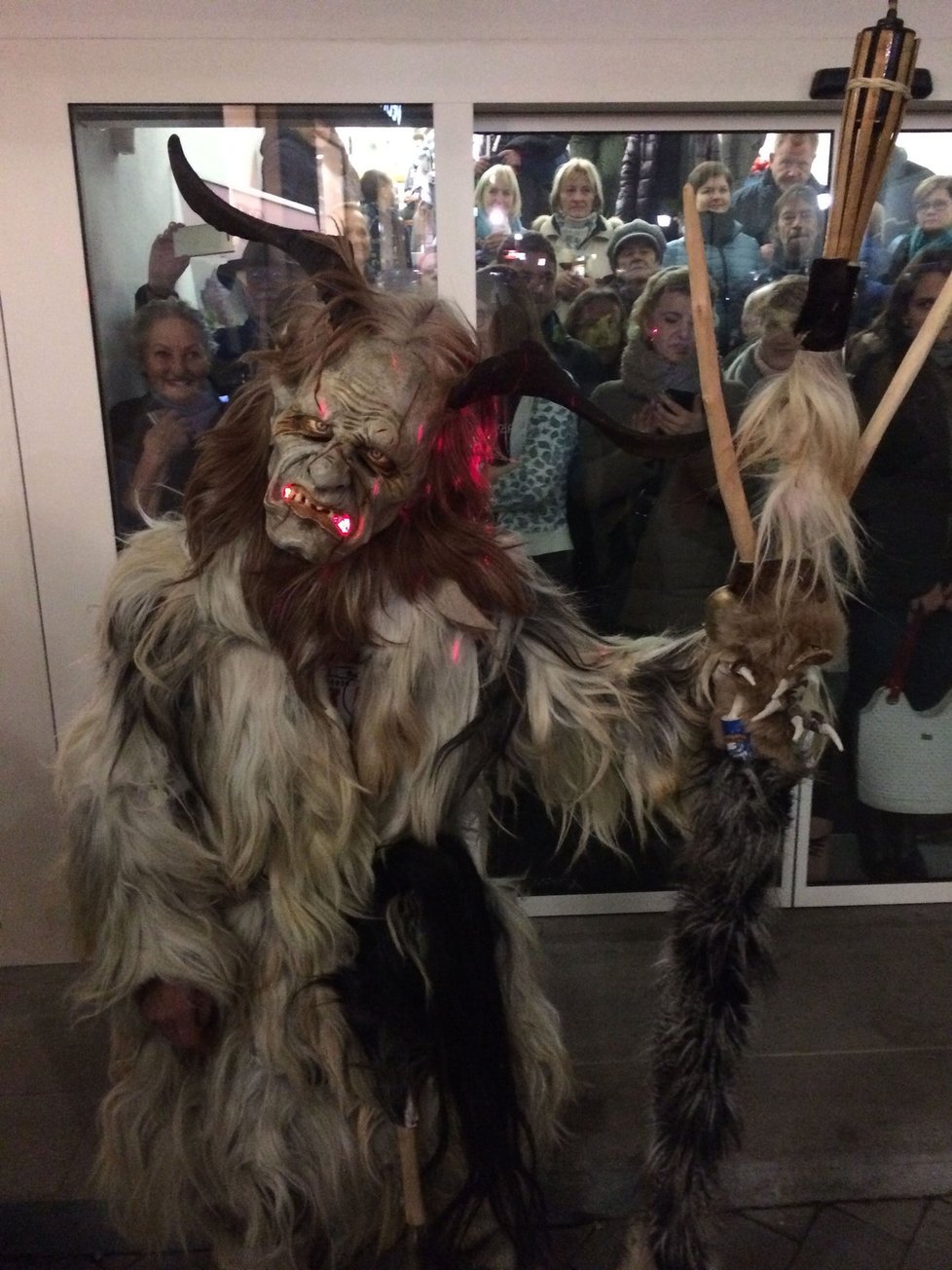 Krampus je děsivé vánoční monstrum, které pojídá děti.