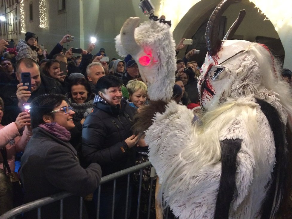 Fantastické kostýmy, skvělá atmosféra. Malé i velké návštěvníky pochod pekelných Krampušáků kolem Zelného trhu dokonale pobavil