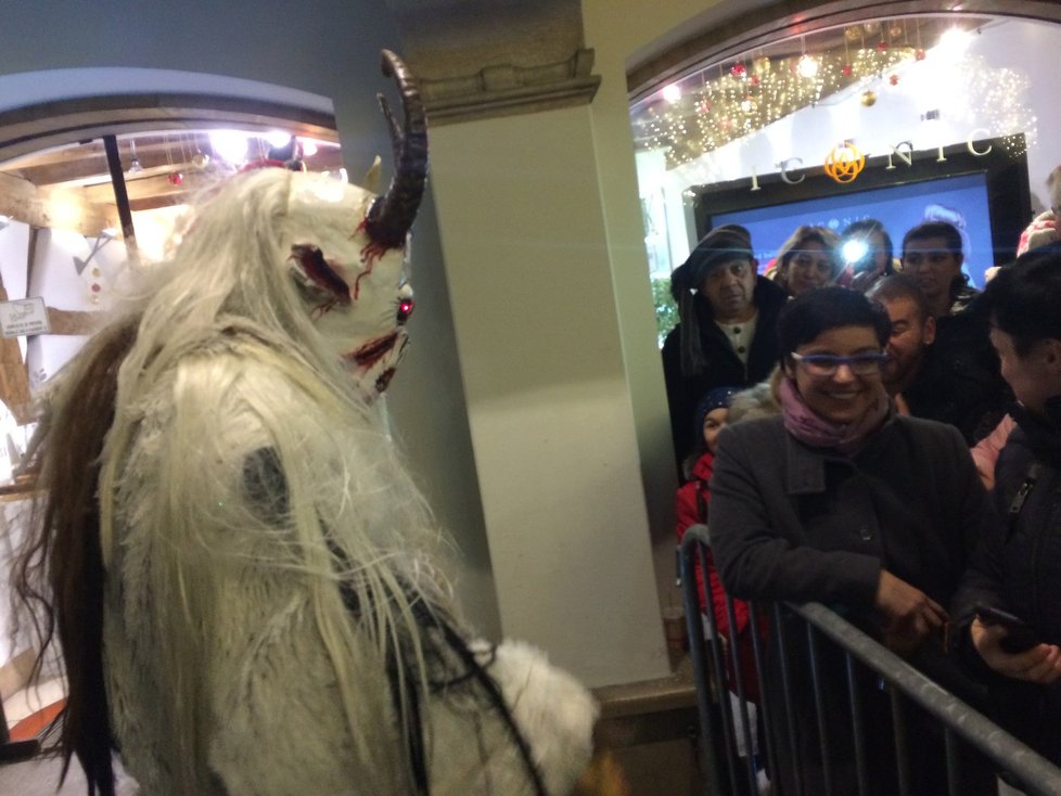 Fantastické kostýmy, skvělá atmosféra. Malé i velké návštěvníky pochod pekelných Krampušáků kolem Zelného trhu dokonale pobavil