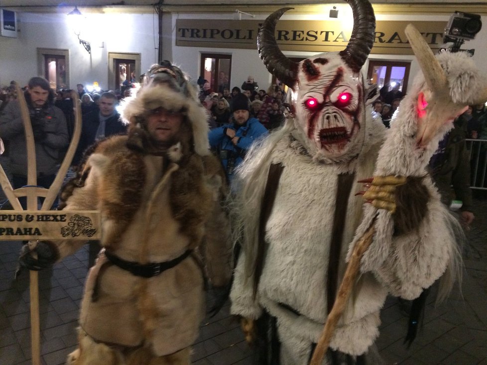 Fantastické kostýmy, skvělá atmosféra. Malé i velké návštěvníky pochod pekelných Krampušáků kolem Zelného trhu dokonale pobavil