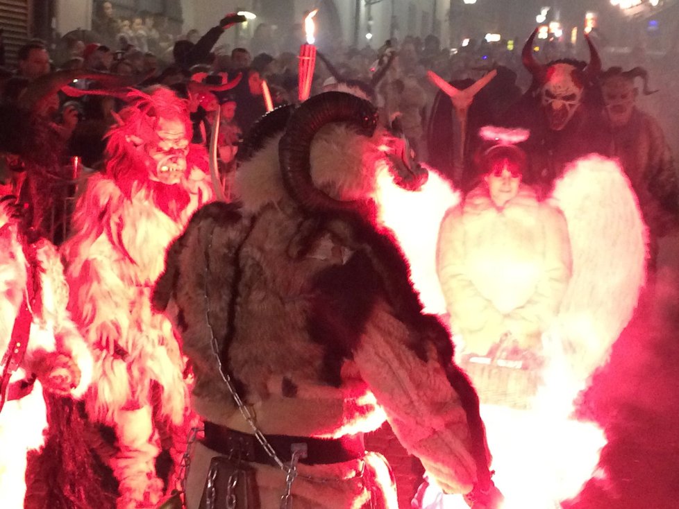 Fantastické kostýmy, skvělá atmosféra. Malé i velké návštěvníky pochod pekelných Krampušáků kolem Zelného trhu dokonale pobavil