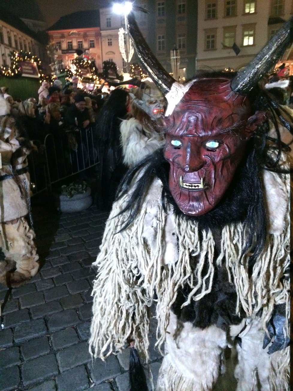 Fantastické kostýmy, skvělá atmosféra. Malé i velké návštěvníky pochod pekelných Krampušáků kolem Zelného trhu dokonale pobavil