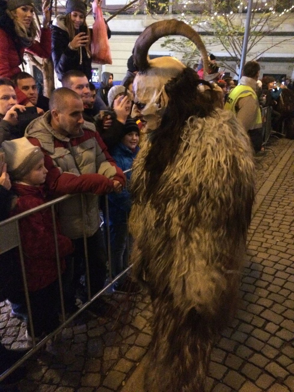 Krampus je děsivé vánoční monstrum, které pojídá děti.