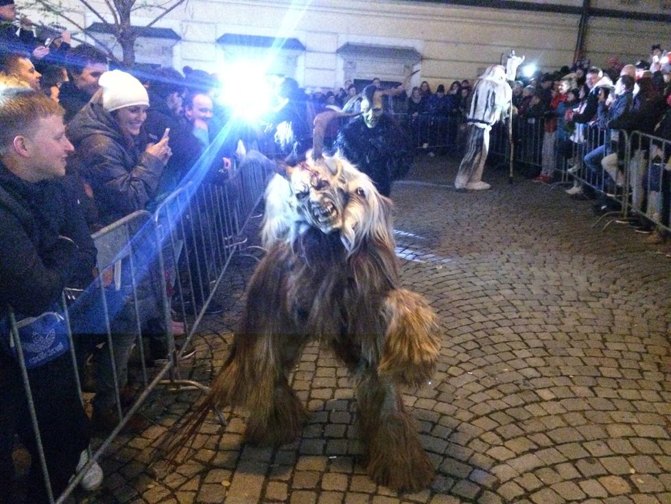 Krampus je děsivé vánoční monstrum, které pojídá děti.