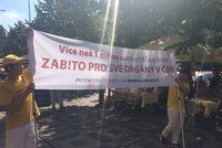 Lidé s bubny a transparenty v centru: Protestovali proti odebírání orgánů čínským vězňům