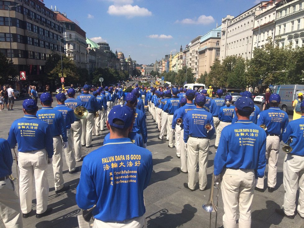 Prahou prošel pochod s orchestrem proti násilnému odebírání orgánů vězňům v Číně už v roce 2016.