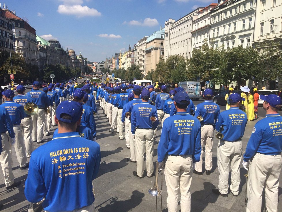 Prahou prošel pochod s orchestrem proti násilnému odebírání orgánů vězňům v Číně.