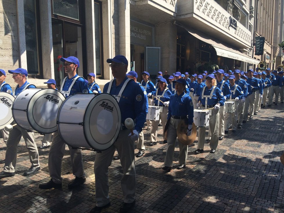 Prahou prošel pochod s orchestrem proti násilnému odebírání orgánů vězňům v Číně.