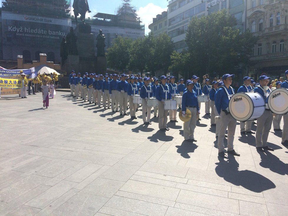 Prahou prošel pochod s orchestrem proti násilnému odebírání orgánů vězňům v Číně.