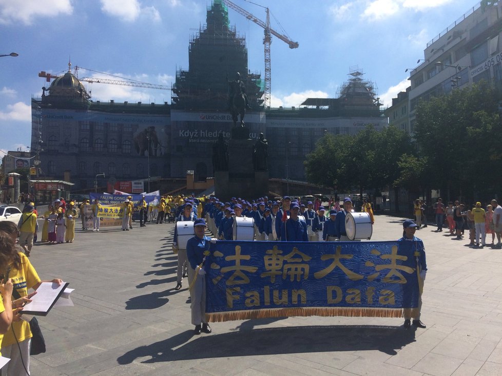 Prahou prošel pochod s orchestrem proti násilnému odebírání orgánů vězňům v Číně.