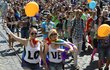 Do pochodu se zapojilo tisíce gayů a lesbiček a také jejich příznivci.
