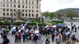 Modré balonky na podporu Židů: Prahou prošel pochod proti antisemitismu