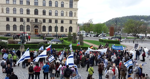 Modré balonky na podporu Židů: Prahou prošel pochod proti antisemitismu