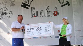 Na pódiu v Peci pod Sněžkou pak organizátoři vyhlásili rekordní vybranou částku 2 376 700 korun.
