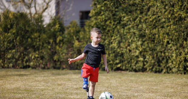 Josífek miluje fotbal.