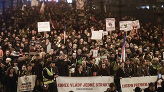 Desítky tisíc lidí demonstrovaly v centru Prahy. Pod stromeček demisi, křičelo se před budovou vlády