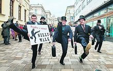Brno rozhýbal pochod bláznivých gentlemanů: Švihlá chůze je zdravější!