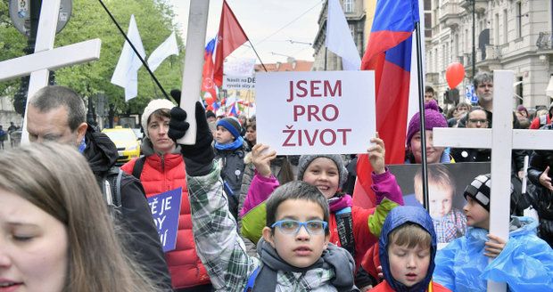 „Jsem pro život“: Obří průvod prošel Prahou, lidé protestovali proti potratům