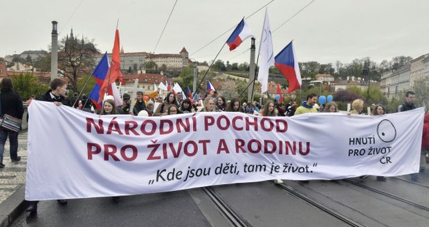 Prahou prošly tisíce protestujících, kterým vadí potraty.