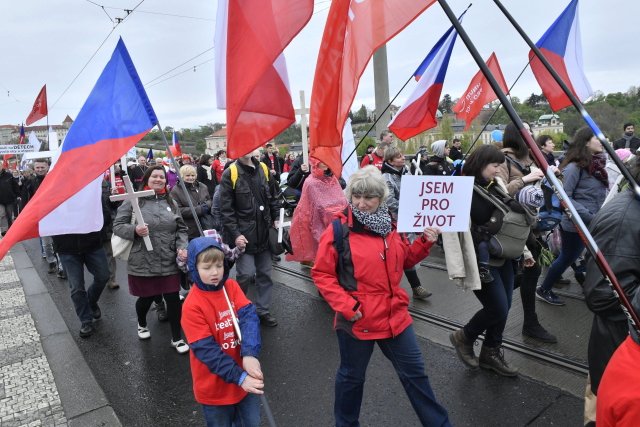 Prahou prošly tisíce protestujících, kterým vadí potraty.