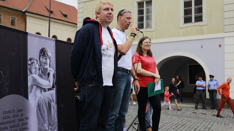 Jana Jochová z Aliance pro rodinu, poslanec Aleš Juchelka z hnutí ANO a Jan Wolf z KDU-ČSL na Pochodu pro rodinu a manželství v roce 2017