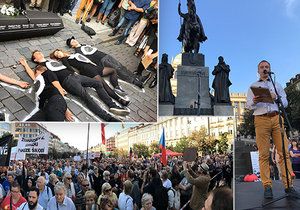 Václavské náměstí zaplnily lidé, aby připomění události sprna 1968 a 1969 a aktuální problémy.