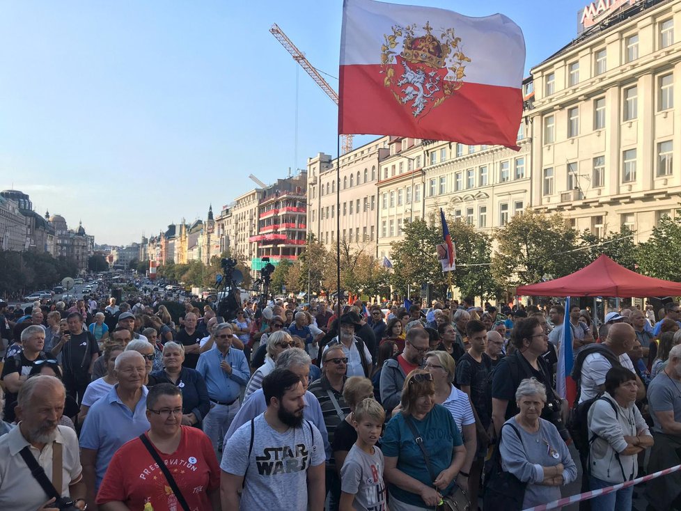 Lidé zaplnili Václavské náměstí, připomínají i srpnové události roku 1968 a 1969 a aktuální problémy.