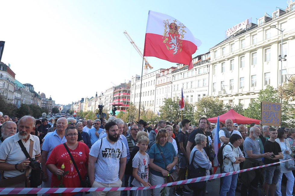 Lidé zaplnili Václavské náměstí, připomínají i srpnové události roku 1968 a 1969 a aktuální problémy.